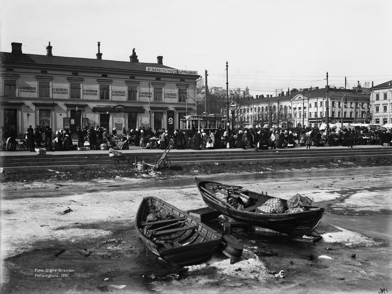 1907 . Kauppatori. Torikauppaa Kolera-altaan reunalla. Taustalla Läntinen Rantakatu 20 ( Eteläranta 18-20 ).